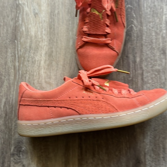 Woman’s Puma shoes. Pink/salmon color size 6.5 - Picture 3 of 6